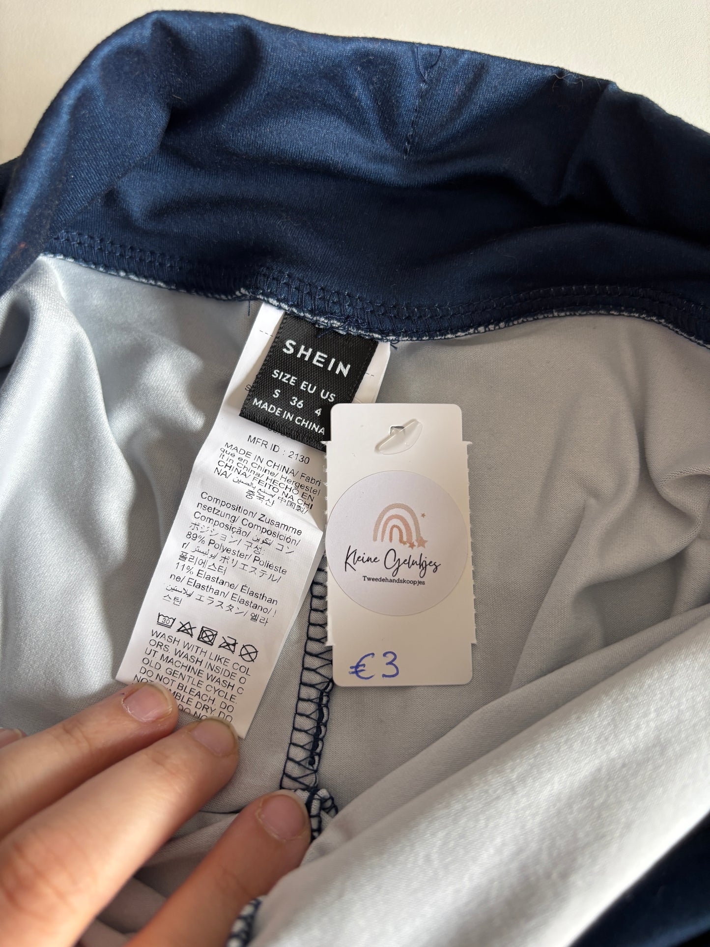 Blauwe broekrok met bloemen