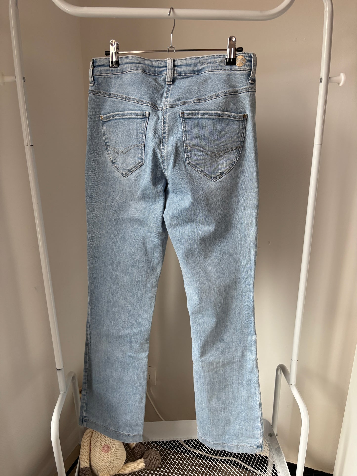 Lichtblauwe flared jeansbroek