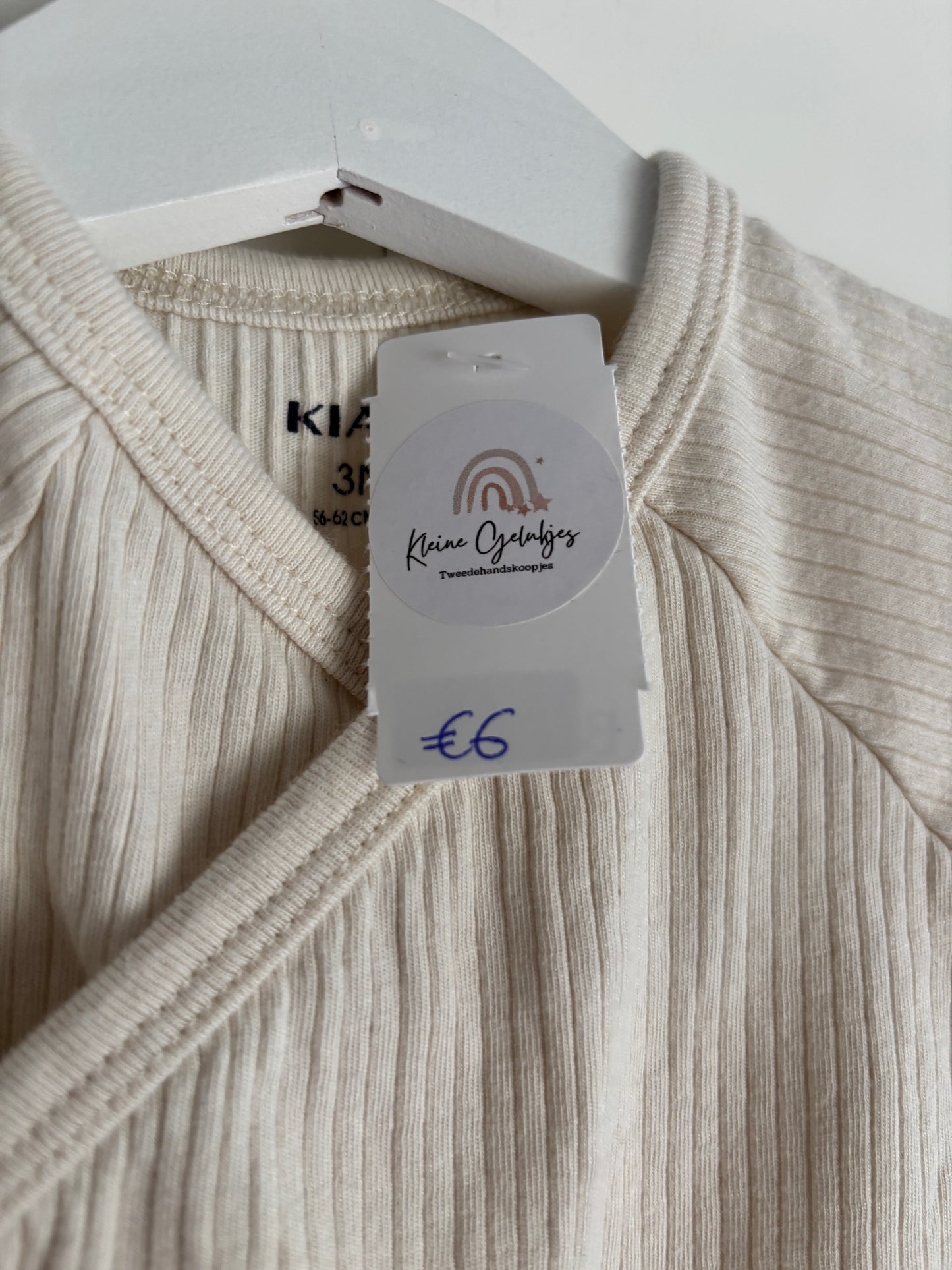 Bundel crèmekleurige overslagrompers met korte mouwen (3)