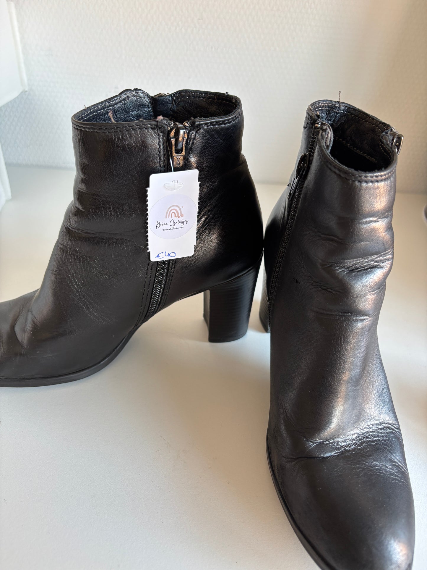 Zwarte enkellaarsjes met hak