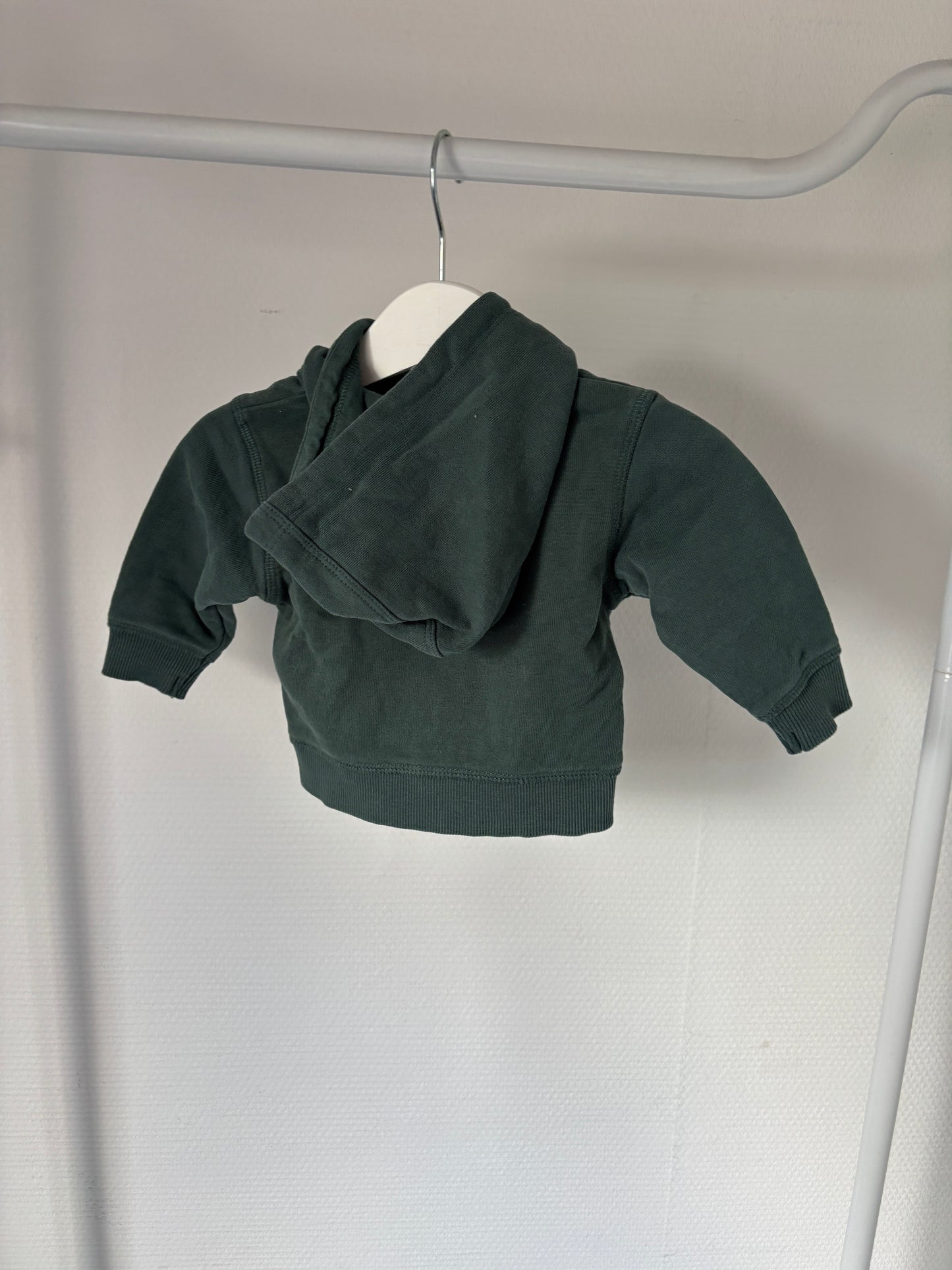 Groene vest met capuchon