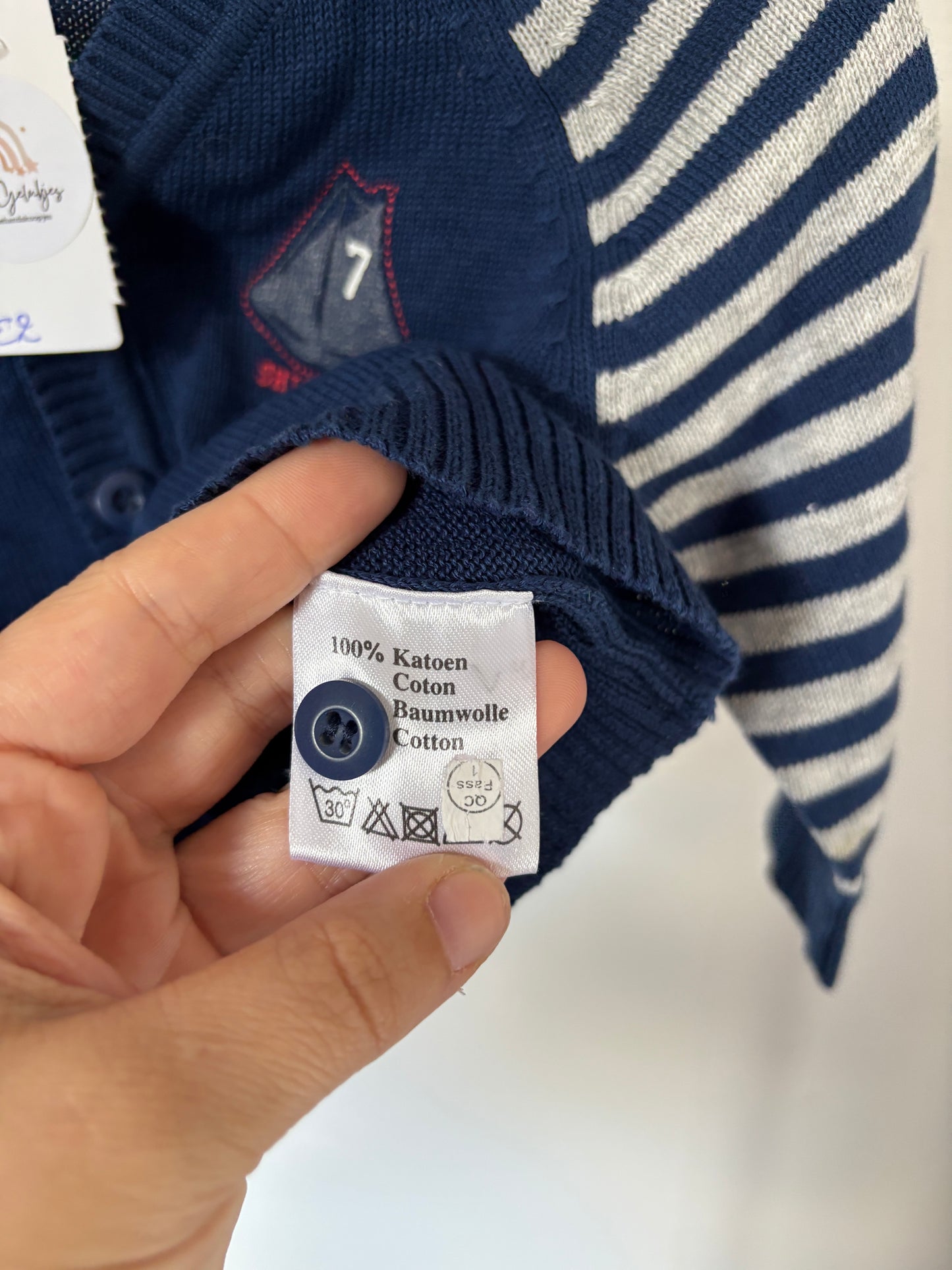 Marineblauwe cardigan met gestreepte mouwen