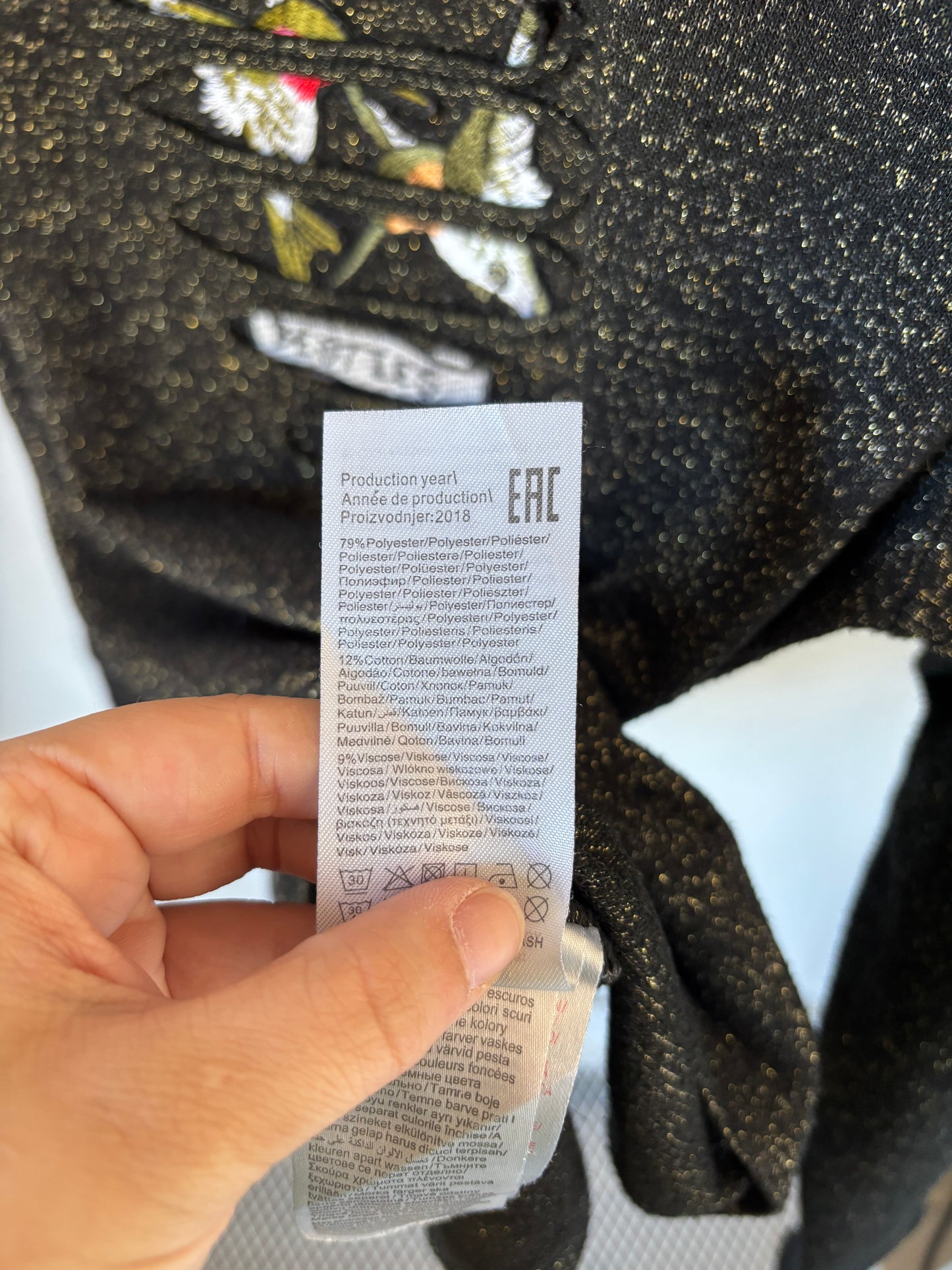 Zwarte trui met gouden glitterdraad