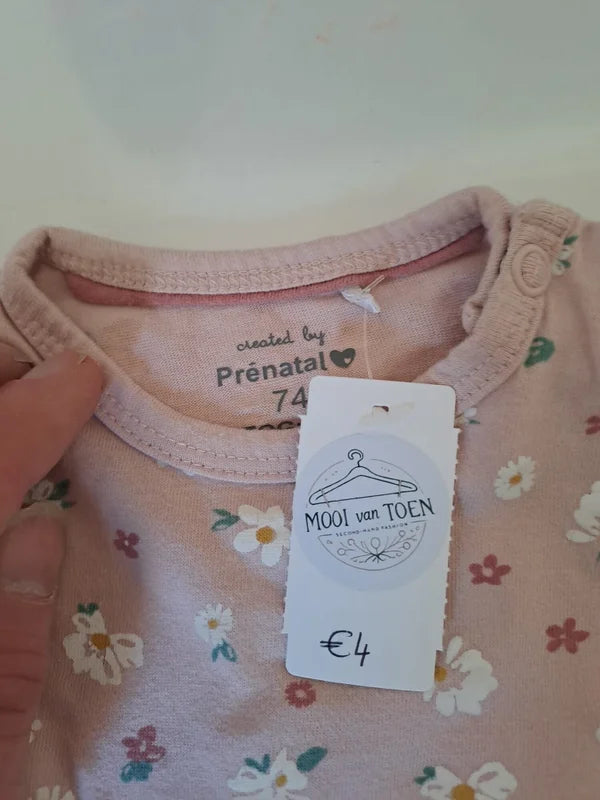Lichtroze tweedelige pyjama met bloemetjes