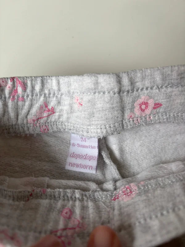 Lichtgrijze joggingbroek met roze bloemetjes