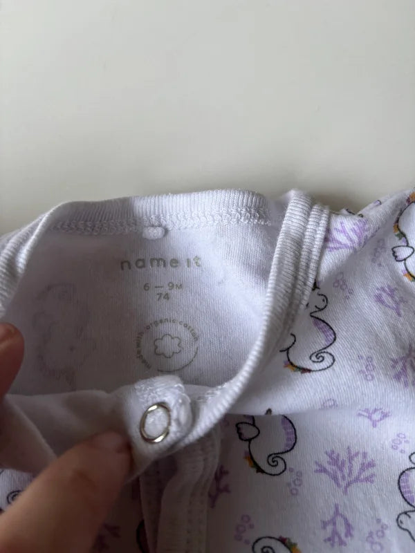 Witte eendelige pyjama met zeepaardjes