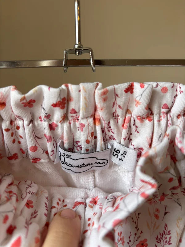 Wit pamperbroekje met roodroze bloemetjes