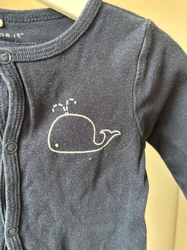 Marineblauwe eendelige pyjama met walvis