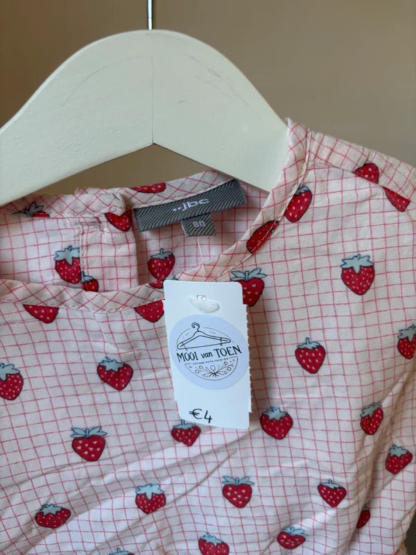 Geruit jurkje met aardbeitjes