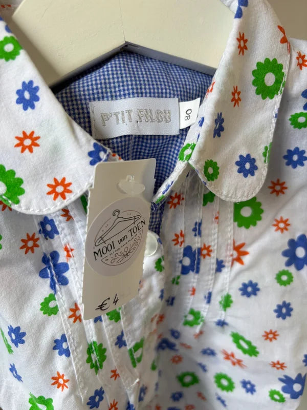 Wit hemdje met gekleurde bloemetjes