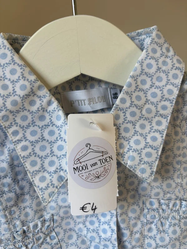 Lichtblauw hemdje met bloemetjes