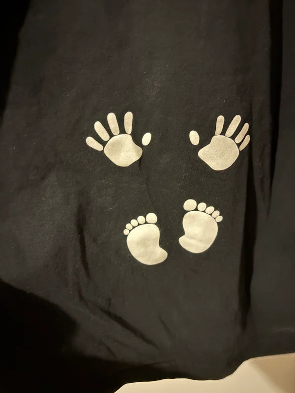 Zwarte zwangerschapst-shirt met handjes en voetjes