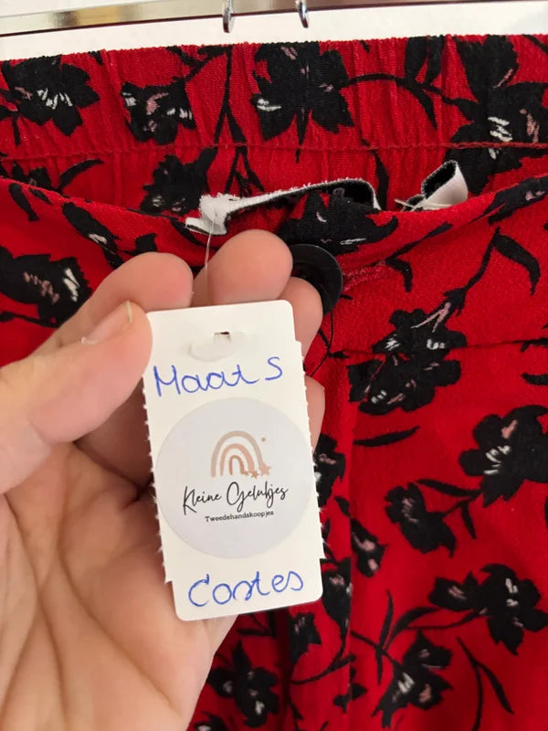 Rode broek met bloemen