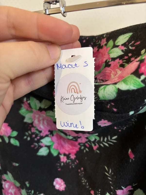 Zwarte rok met bloemen