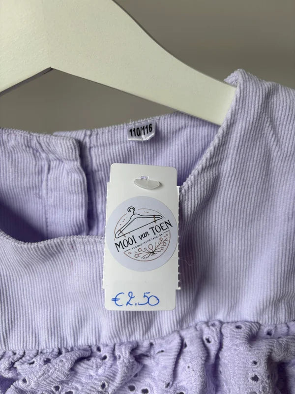 Lila ribfluwelen jurkje