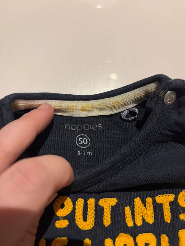 Marineblauwe longsleeve "Go out into the world"