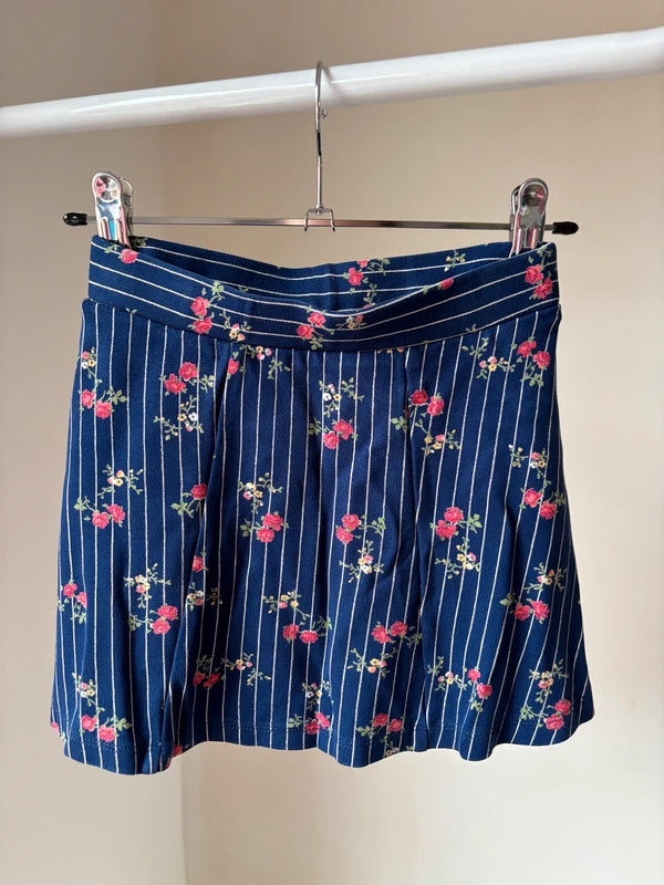 Marineblauw rokje met rozen