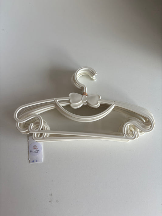 9 Crèmekleurige kleerhangers met strikje