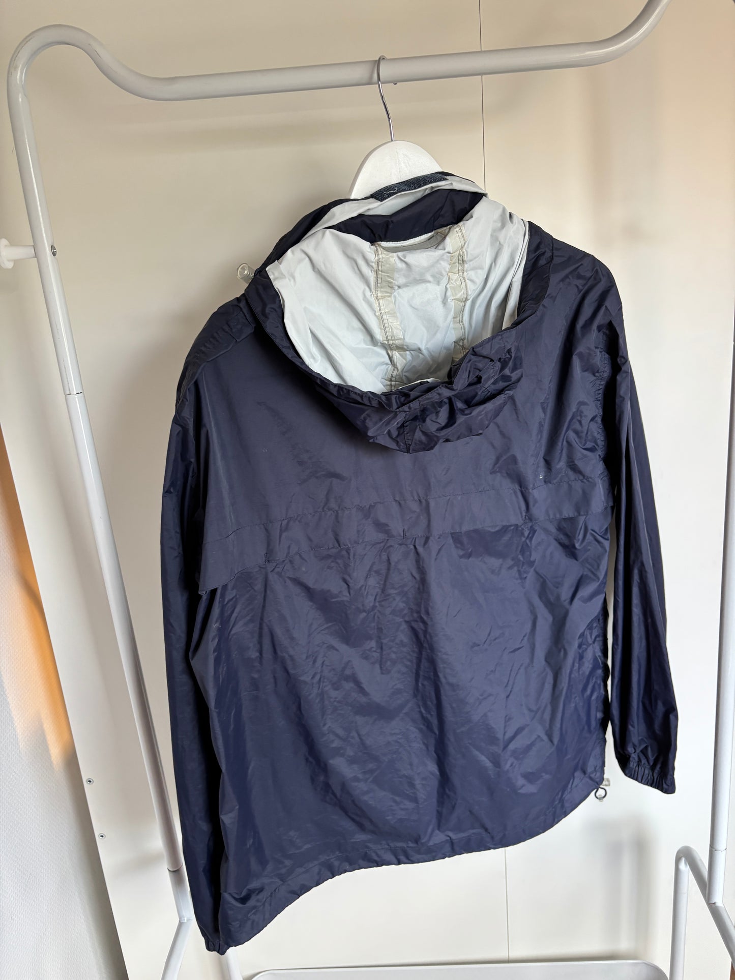 Marineblauwe regenjas