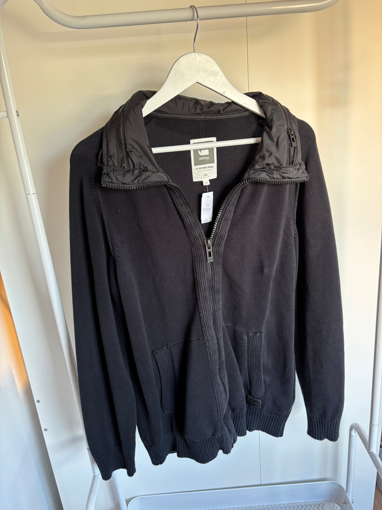 Zwarte vest met capuchon