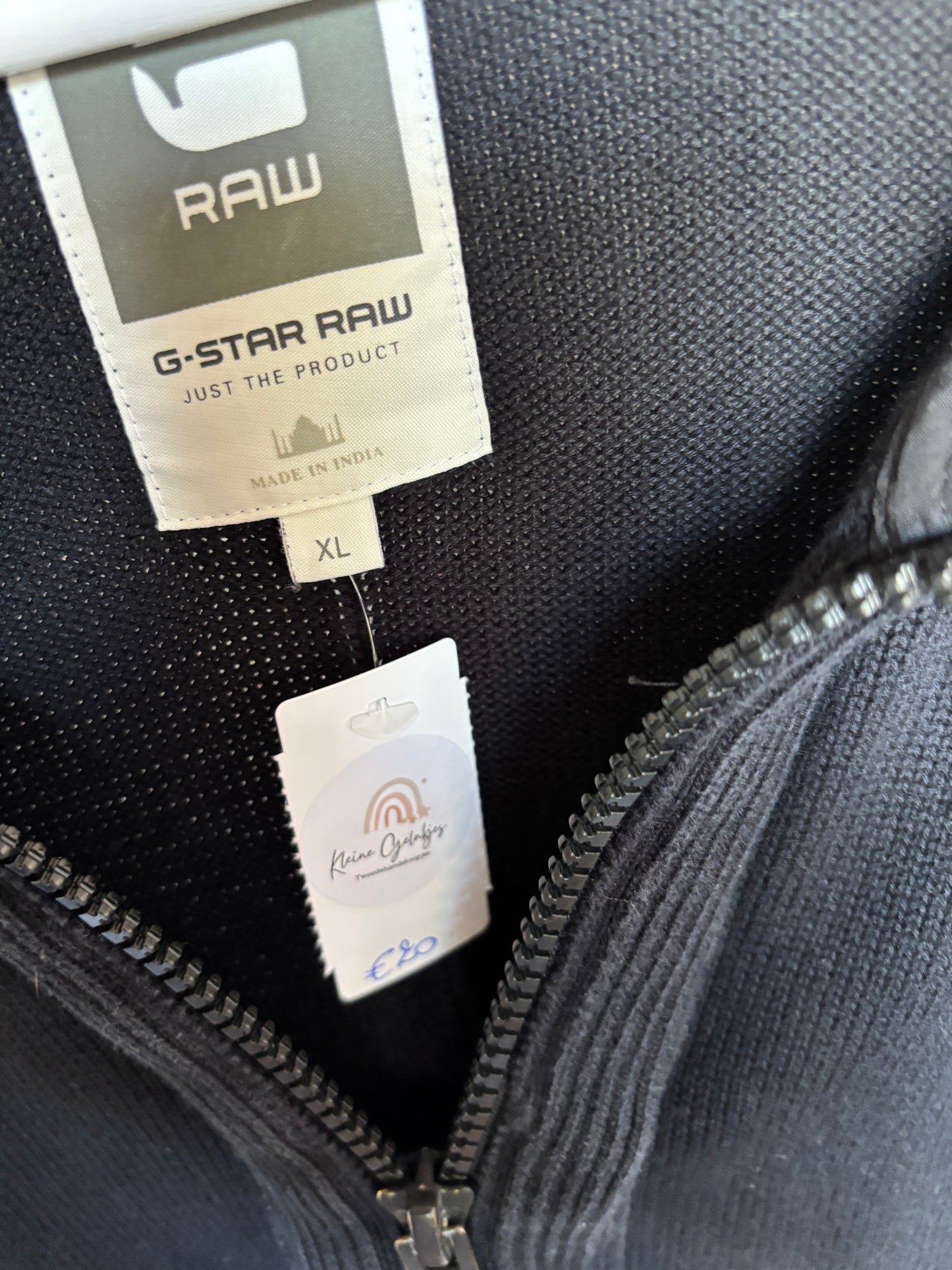 Zwarte vest met capuchon