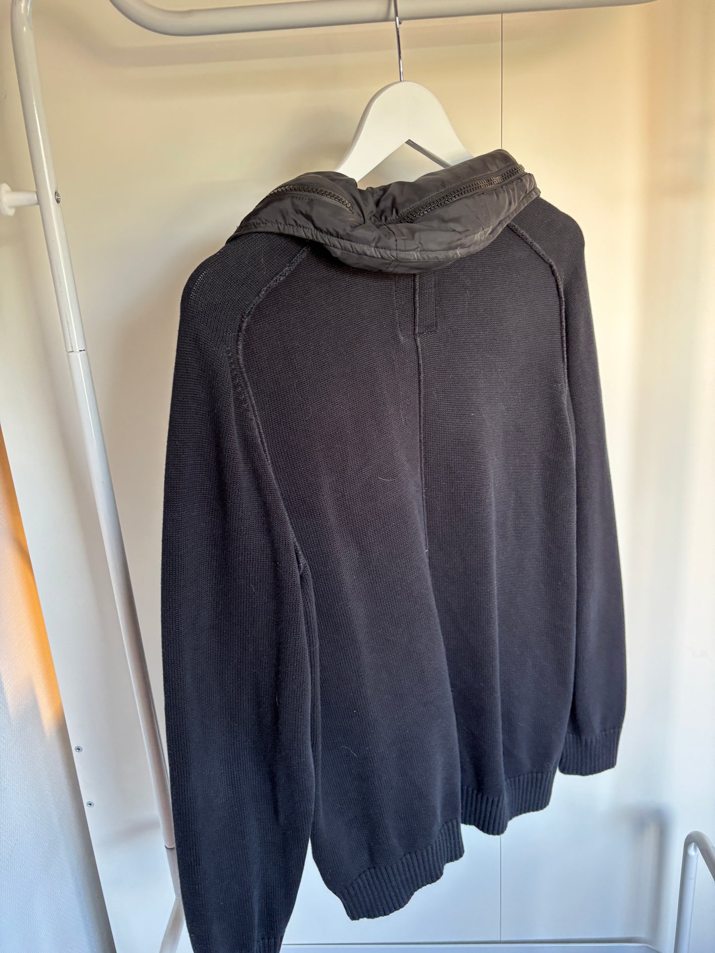 Zwarte vest met capuchon