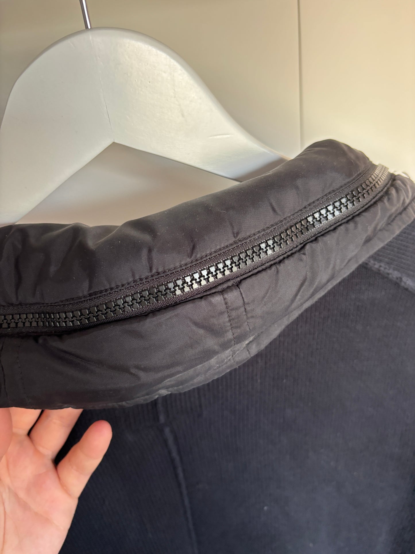 Zwarte vest met capuchon