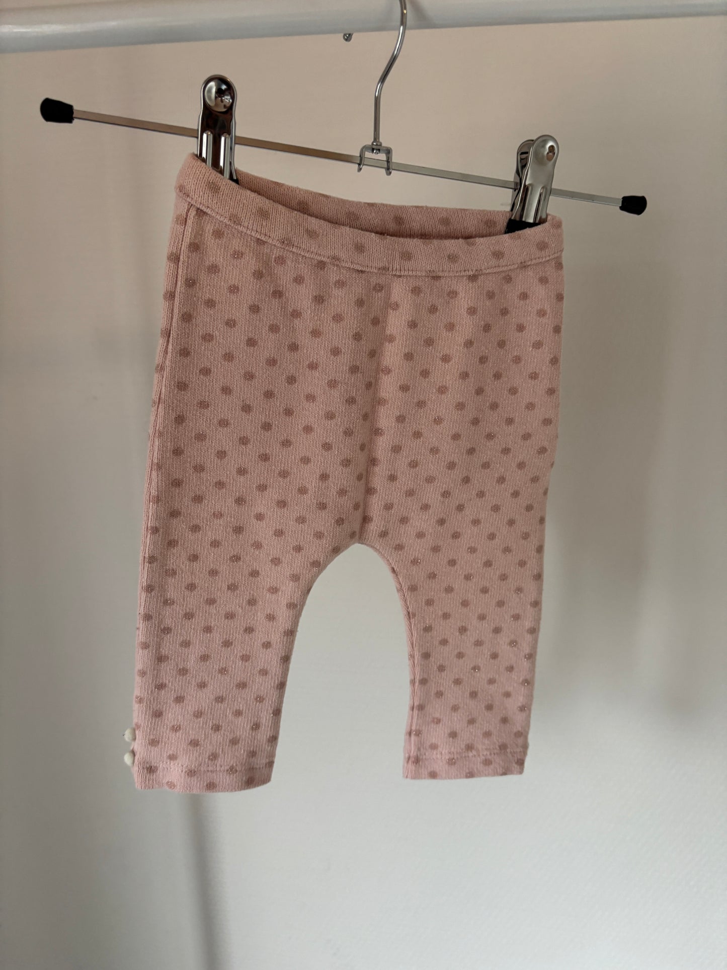 Lichtroze gestippeld broekje