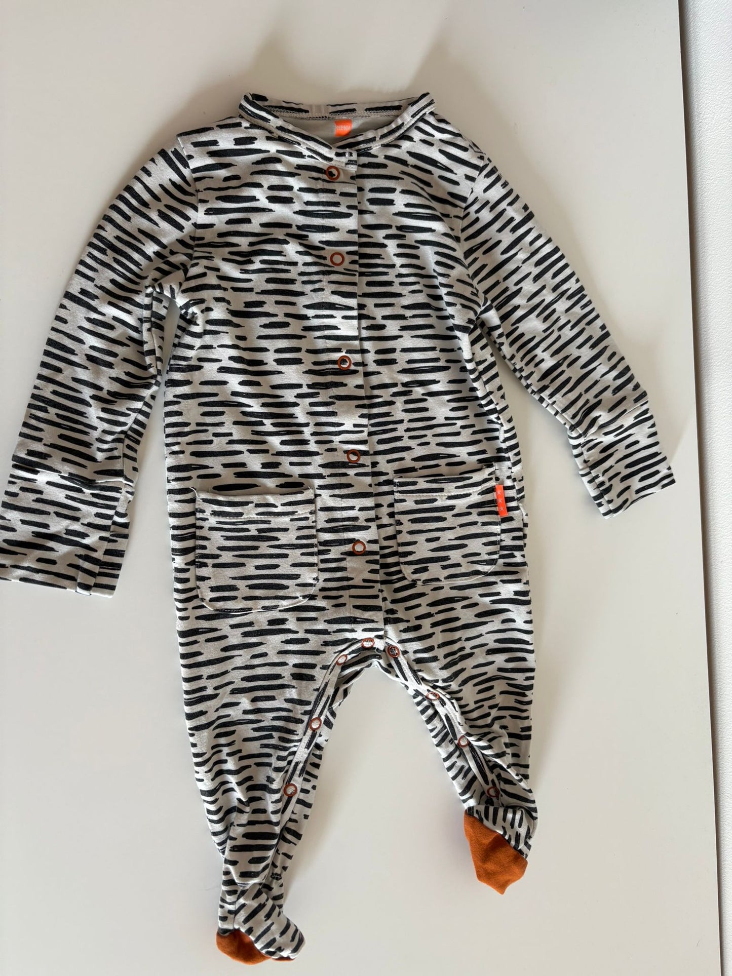 Eendelige pyjama met streepjes