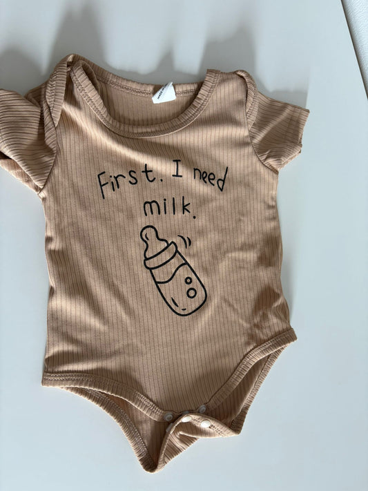 Beige romper met korte mouwen "First I need milk"