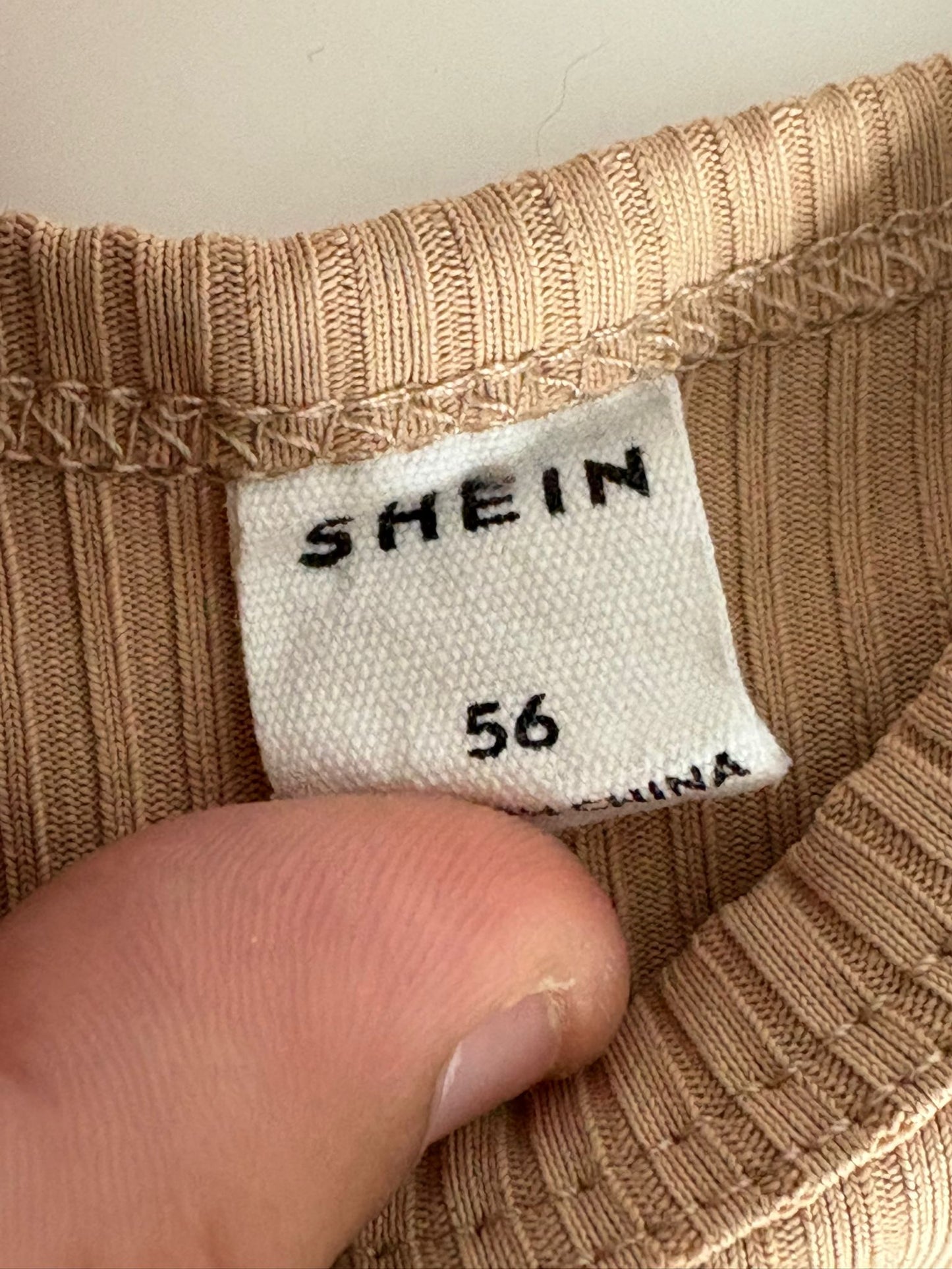 Beige romper met korte mouwen "First I need milk"