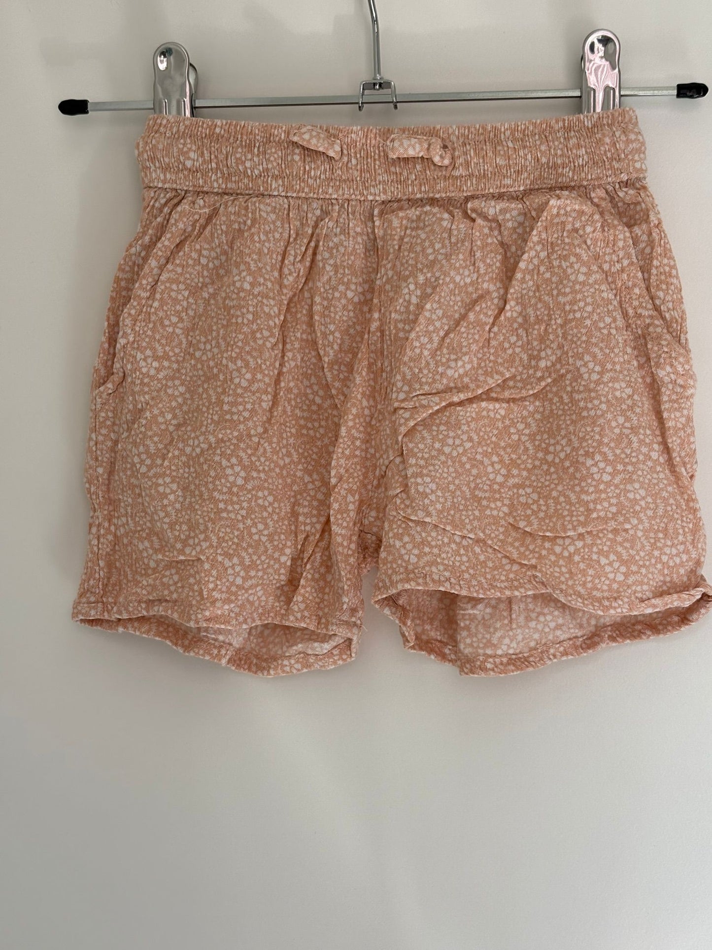 Lichtroze shortje met bloemetjes