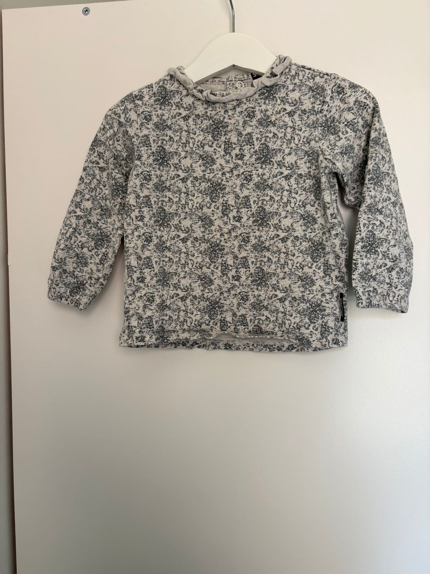 Grijze gebloemde longsleeve
