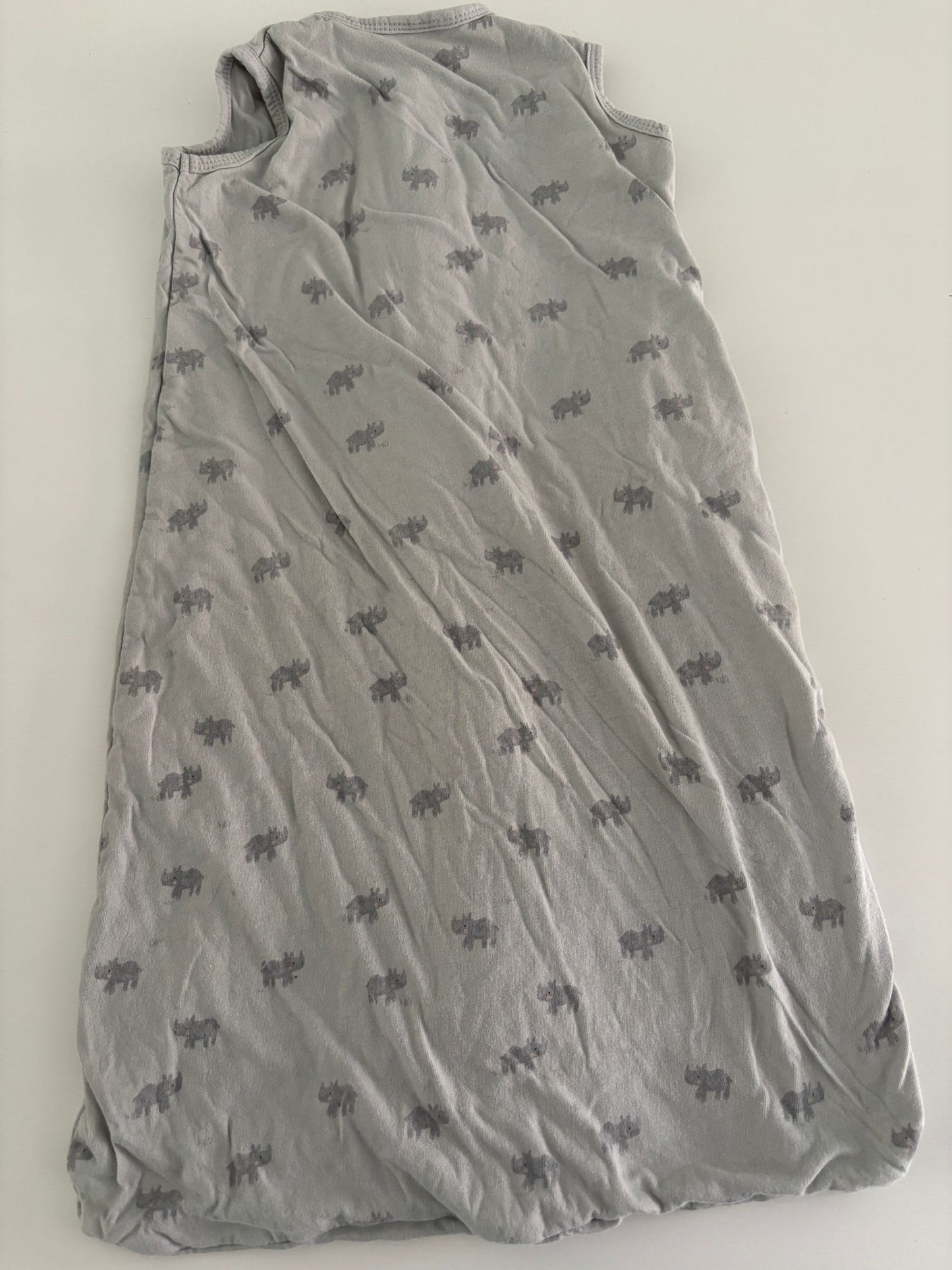 Blauwgrijze slaapzak met neushoorntjes