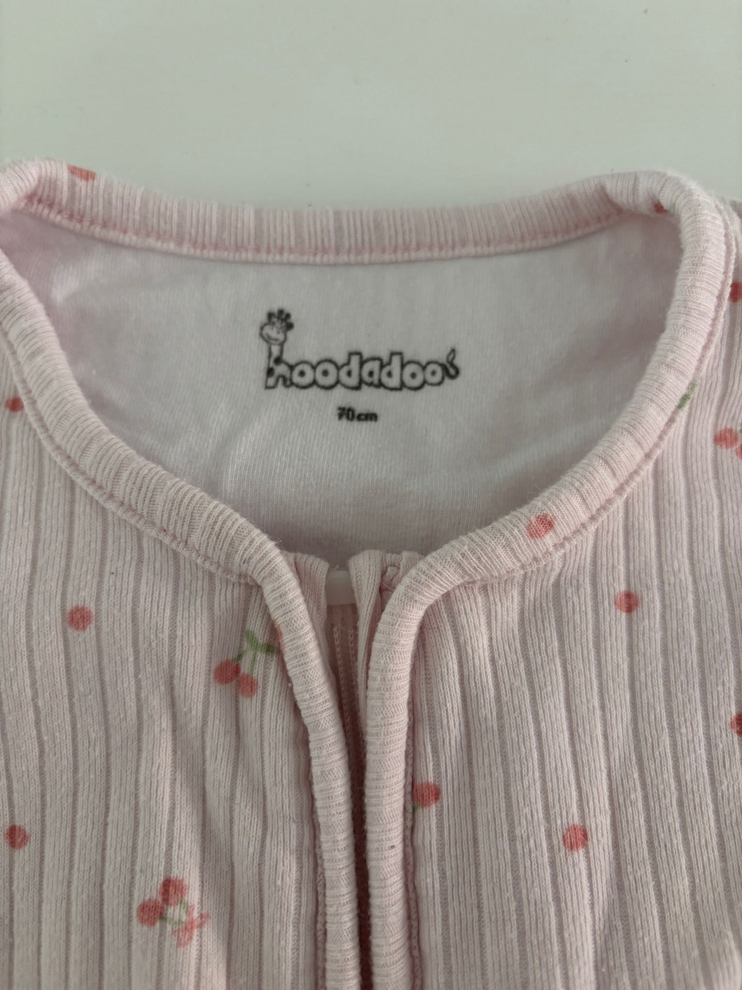 Lichtroze slaapzak met kersen