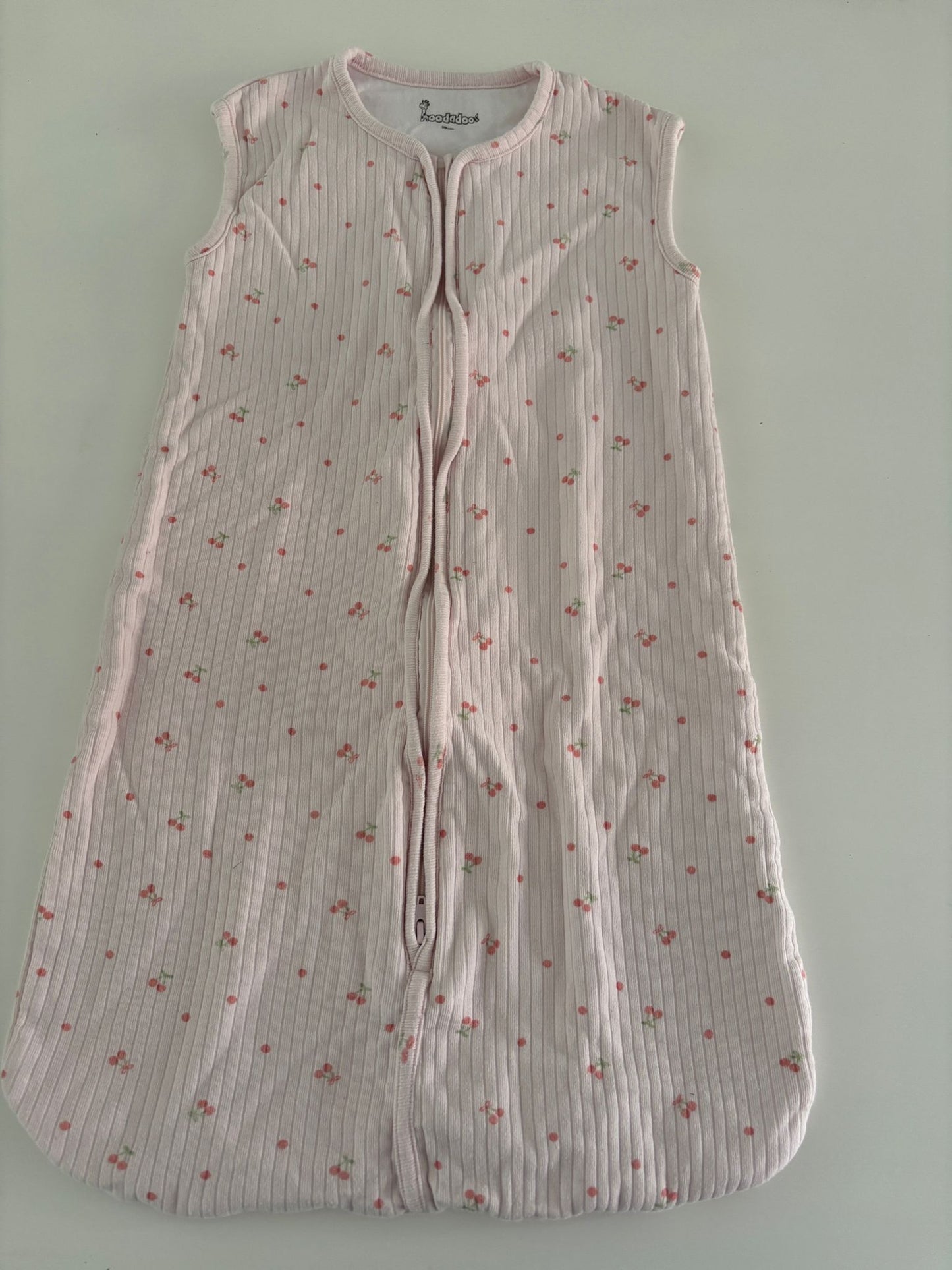 Lichtroze slaapzak met kersen