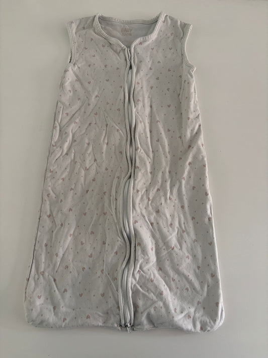 Witte slaapzak met roze hartjes