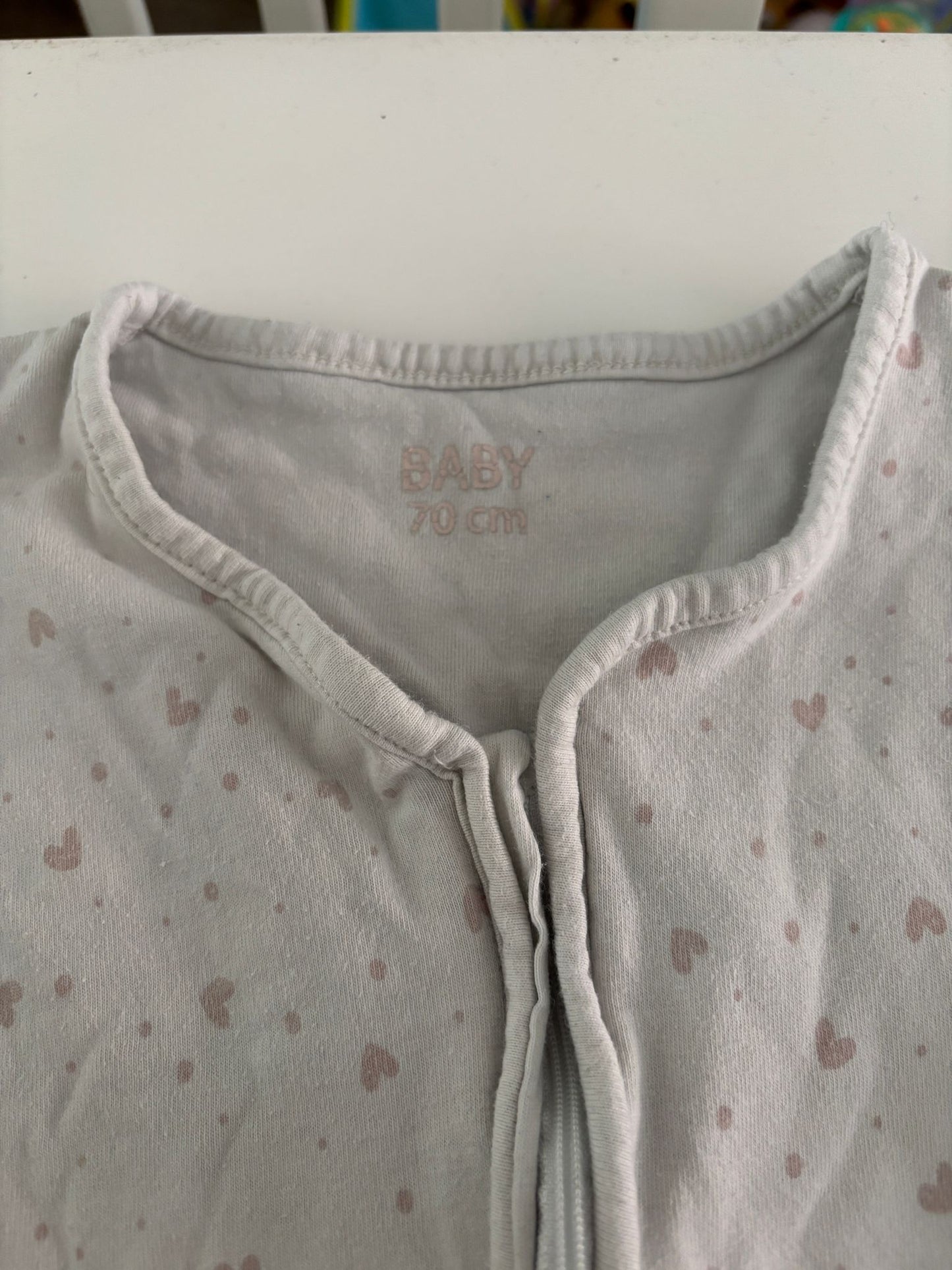 Witte slaapzak met roze hartjes