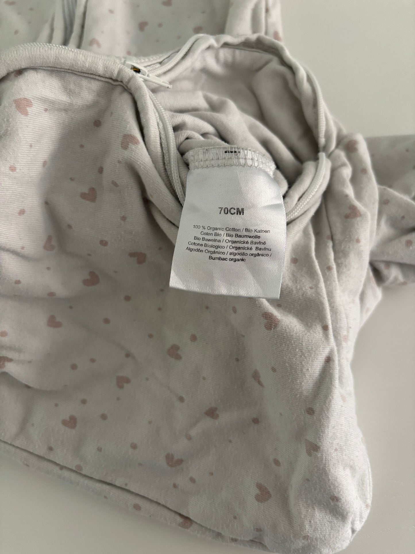 Witte slaapzak met roze hartjes