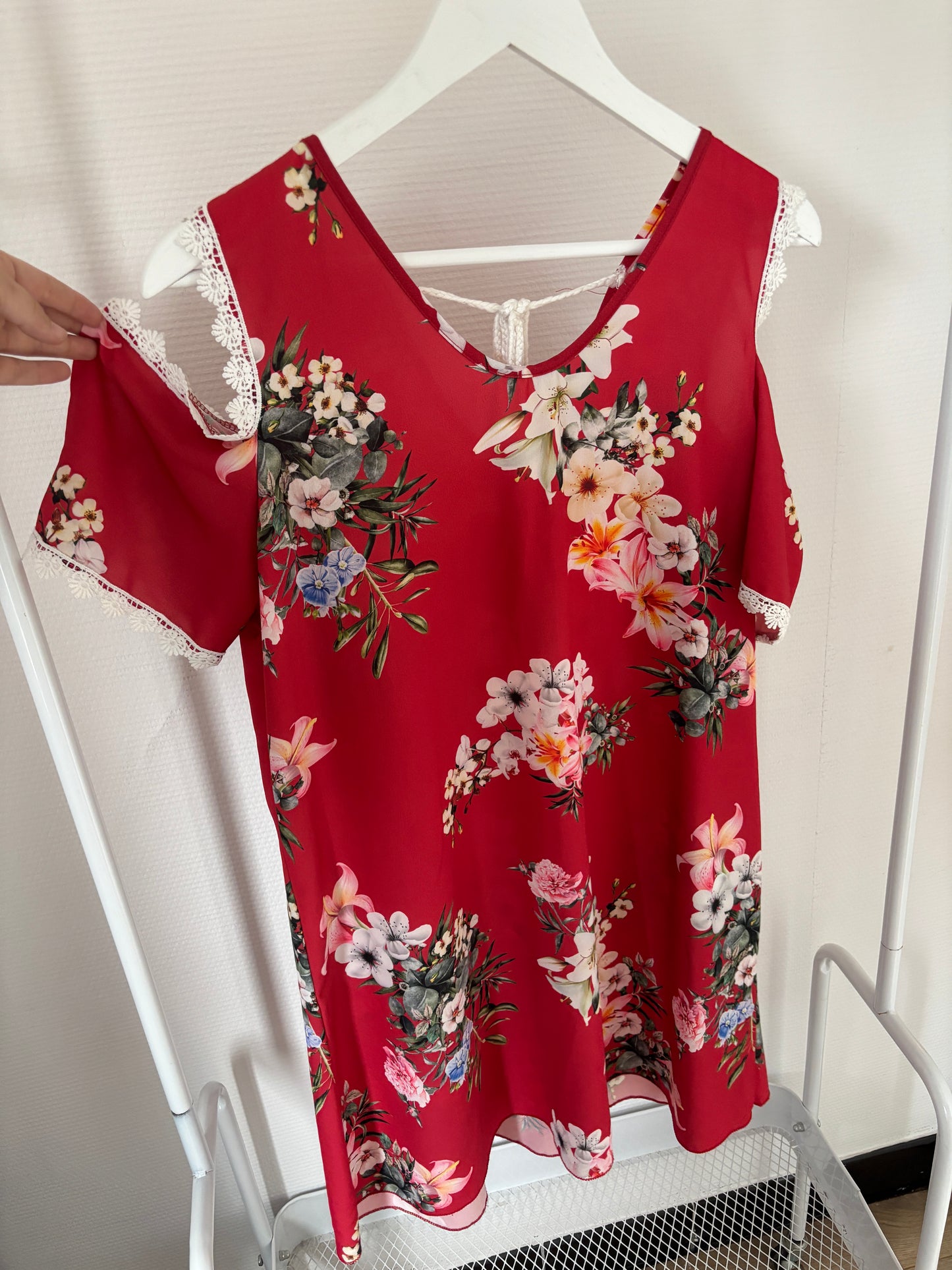 Rode off-shoulder jurk met bloemen