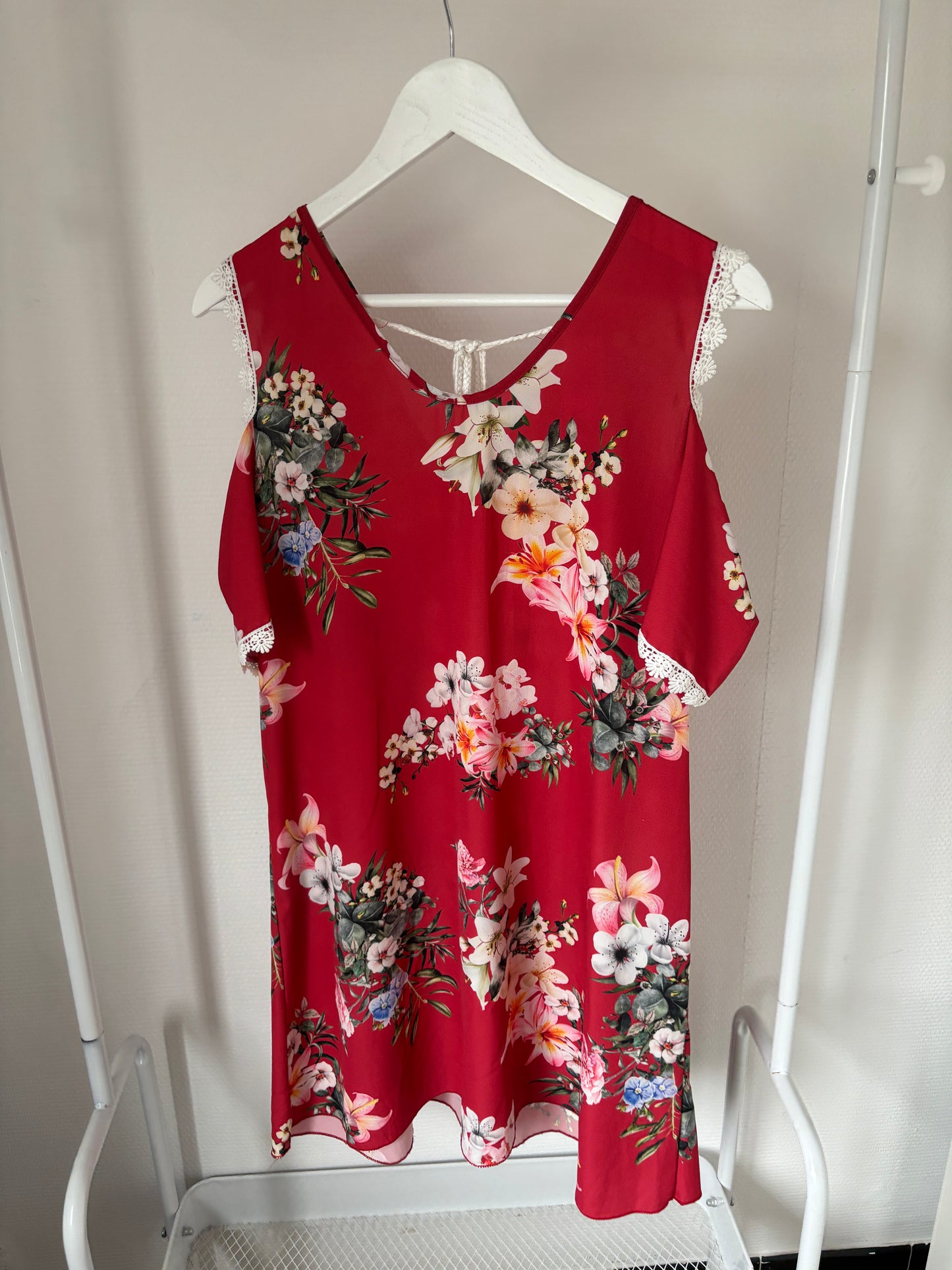 Rode off-shoulder jurk met bloemen