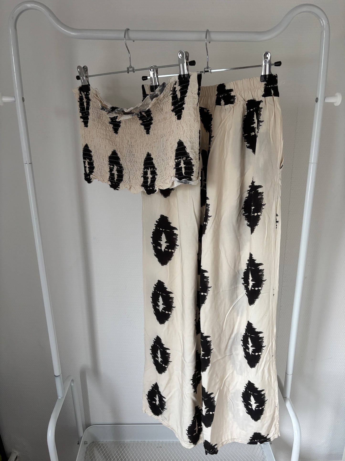 Crèmekleurige set met kusjes: croptop en broek