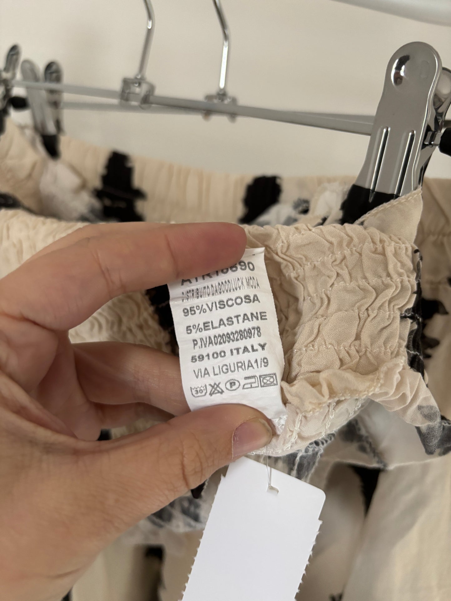 Crèmekleurige set met kusjes: croptop en broek