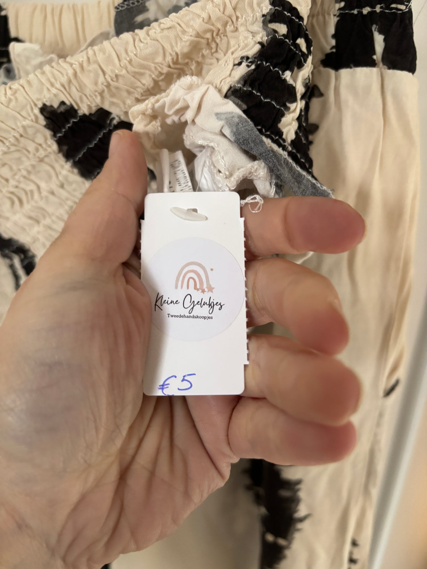 Crèmekleurige set met kusjes: croptop en broek