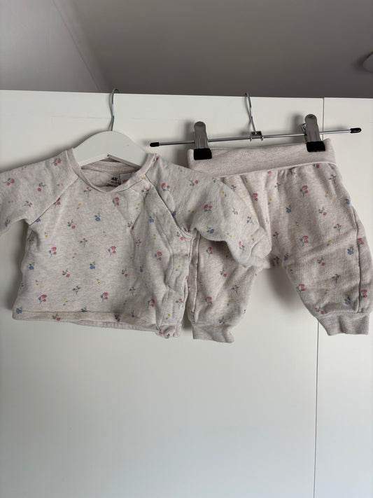 Beige-grijs setje met bloemetjes