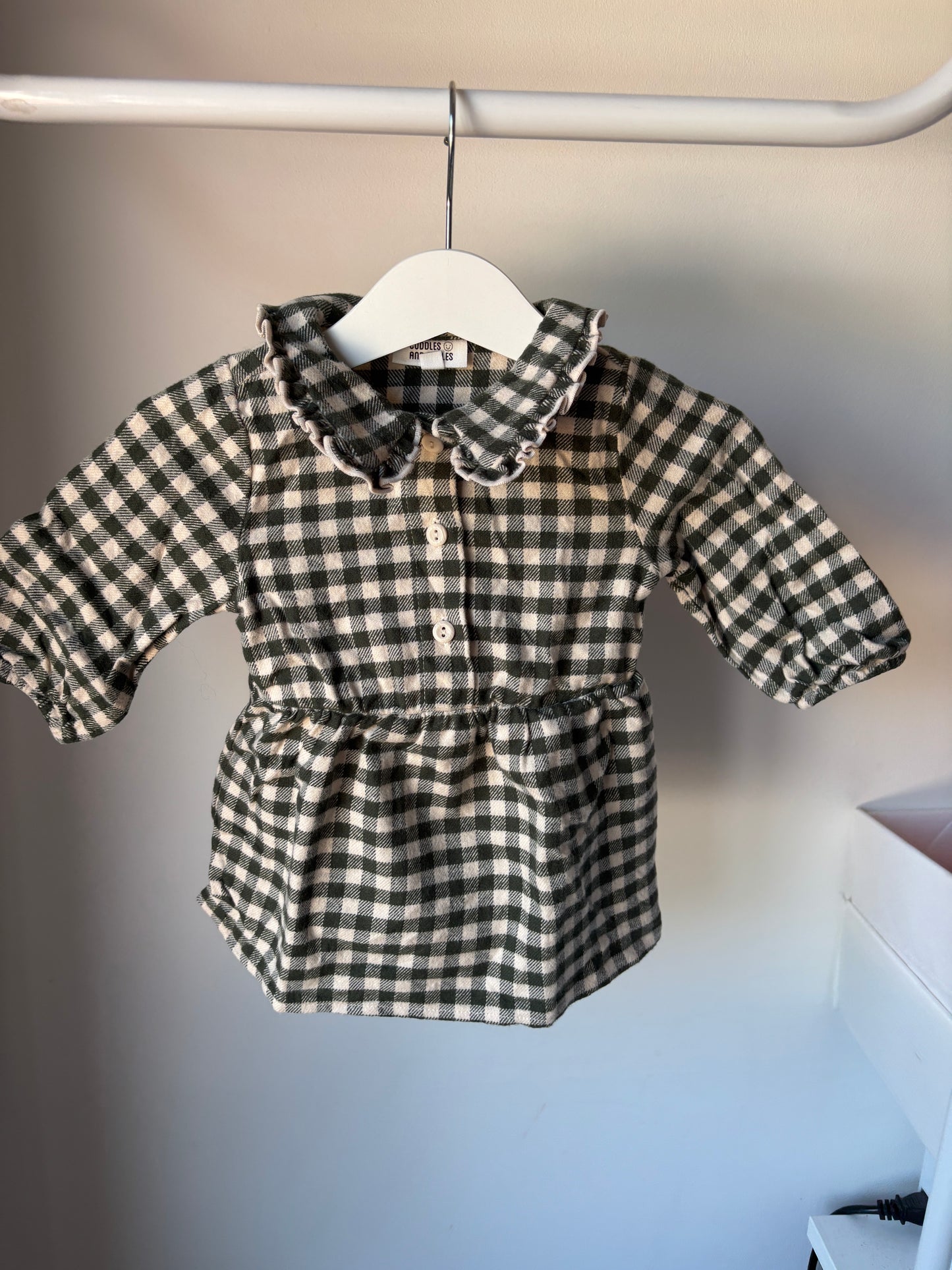 Donkergroen geruite jurkje