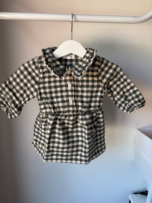 Donkergroen geruite jurkje