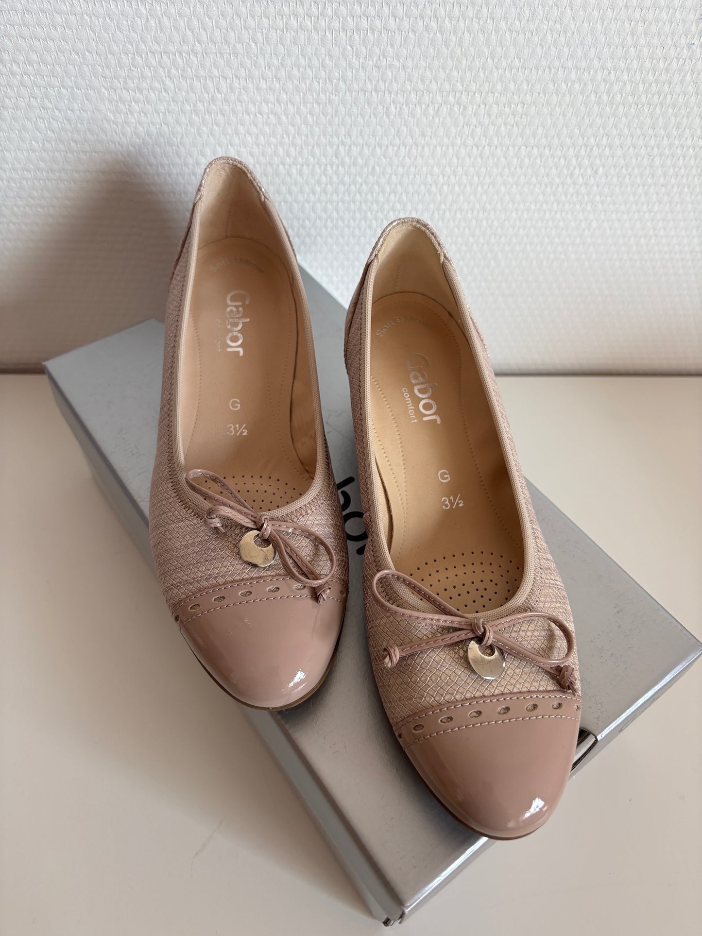 Lichtroze ballerina's met hakje