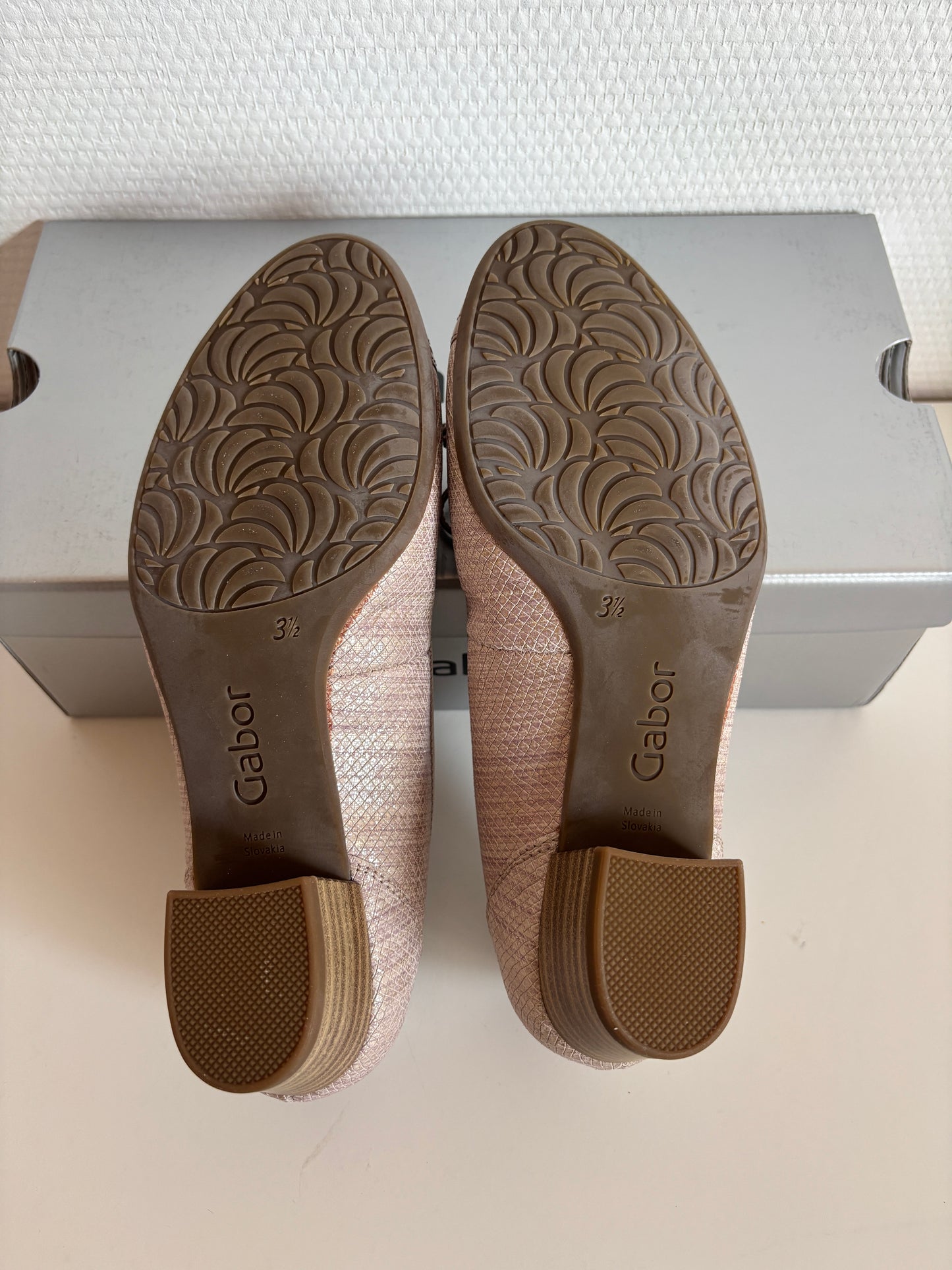 Lichtroze ballerina's met hakje