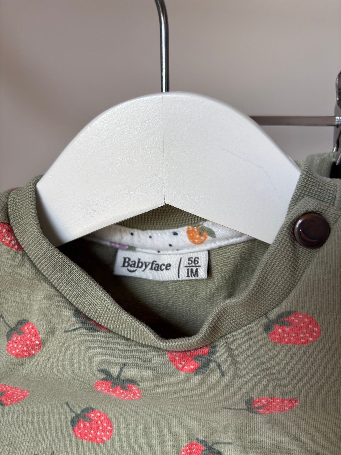 Khaki setje met aardbeitjes